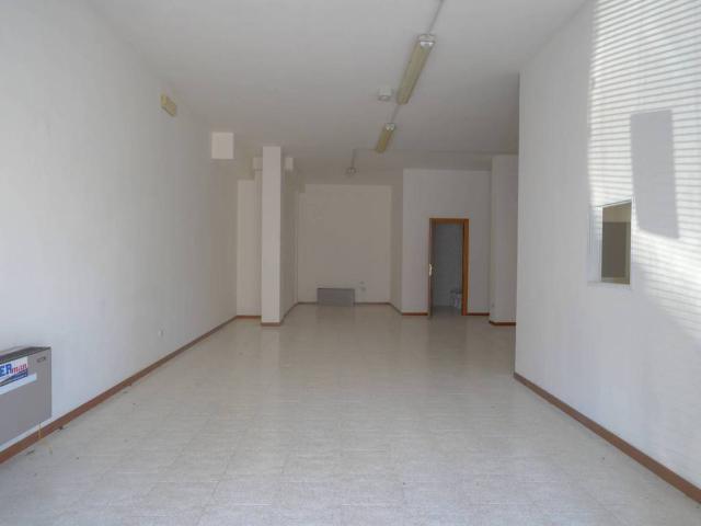 Locale Commerciale in affitto a Marche, Macerata