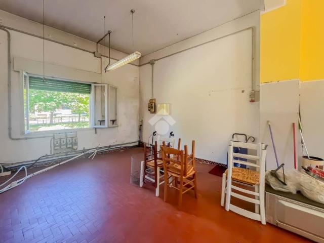 Locale Commerciale in affitto a Unione di comuni Terre di Castelli, Castelvetro Di Modena
