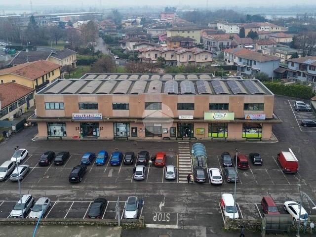 Locale Commerciale in affitto a Zona Est, Brescia