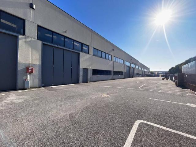 Locale Commerciale in affitto a Castenedolo, Lombardia