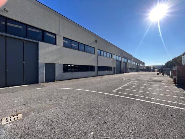 Locale Commerciale in affitto a Castenedolo, Lombardia