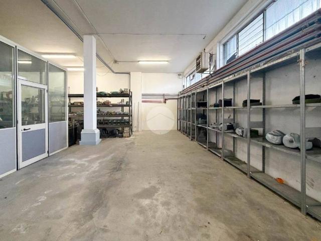 Locale Commerciale in affitto a Capodimonte, Castenedolo