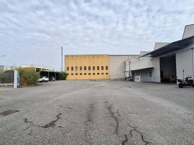 Locale Commerciale in affitto a Castenedolo, Lombardia