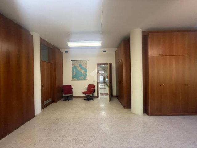 Locale Commerciale in affitto a Castiglione Delle Stiviere, Lombardia