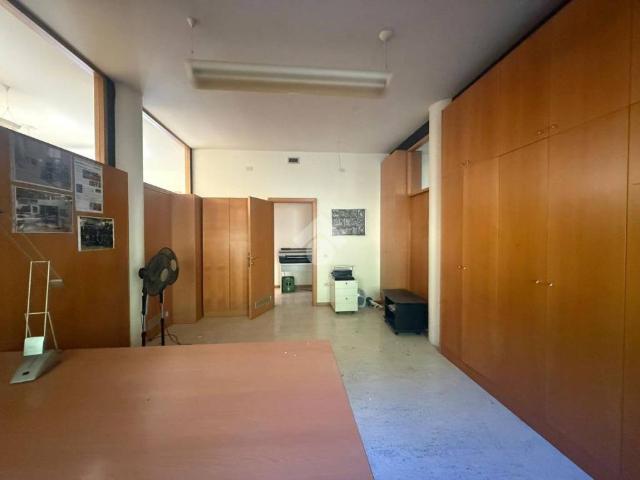 Locale Commerciale in affitto a Castiglione Delle Stiviere, Lombardia