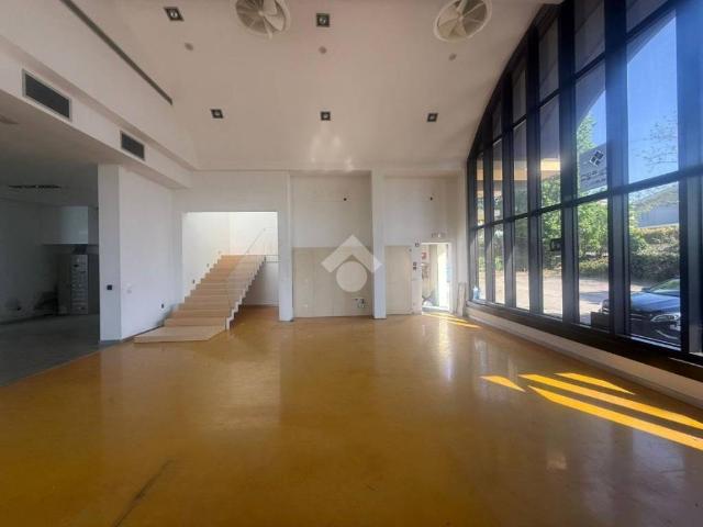 Locale Commerciale in affitto a Castiglione Delle Stiviere, Lombardia