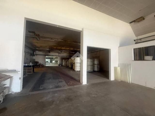 Locale Commerciale in affitto a Castiglione Delle Stiviere, Lombardia