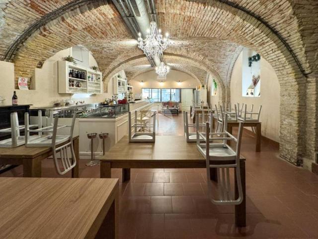 Locale Commerciale in affitto a Castiglione Delle Stiviere, Lombardia