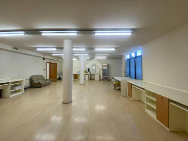 Locale Commerciale in affitto a Castiglione Delle Stiviere, Lombardia