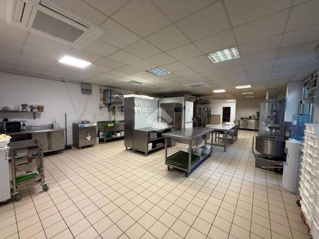 Locale Commerciale in affitto a Castiglione Delle Stiviere, Lombardia