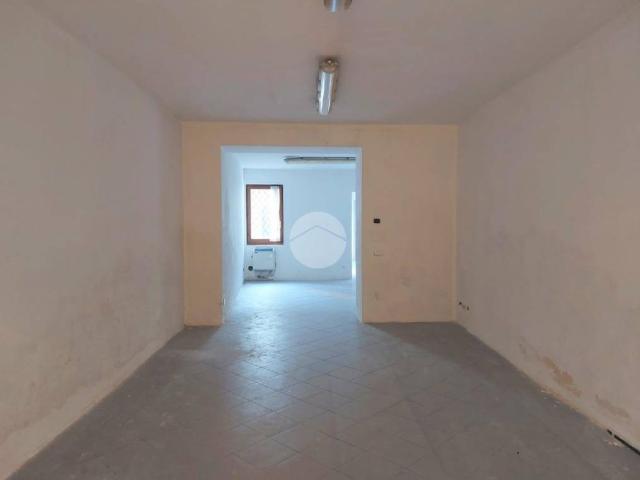 Locale Commerciale in affitto a Castrezzato, Lombardia