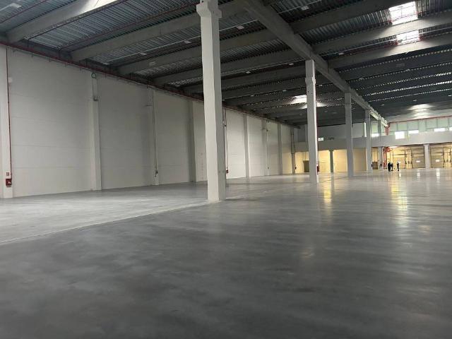 Locale Commerciale in affitto a Castrezzato, Lombardia