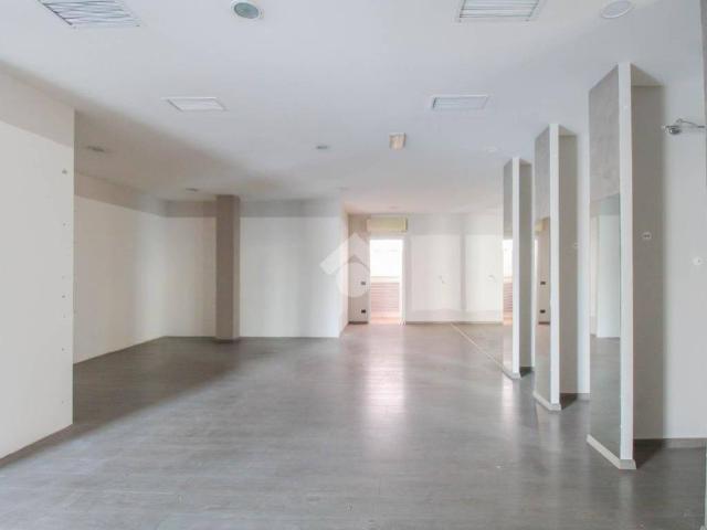 Locale Commerciale in affitto a Castrezzato, Lombardia