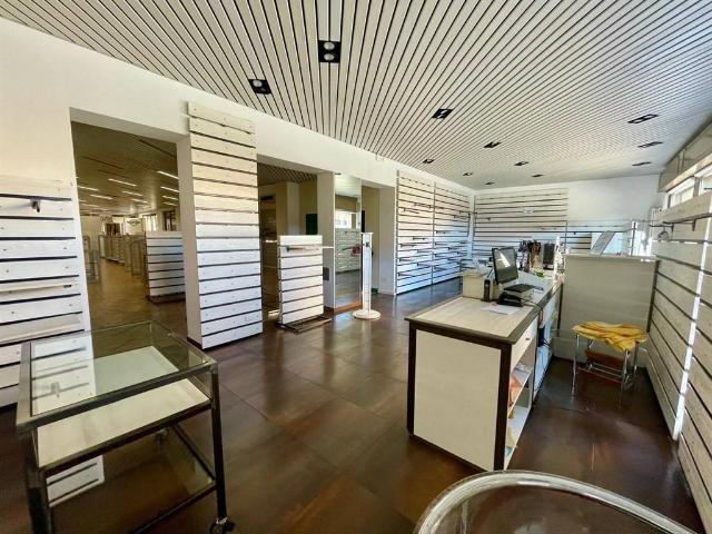 Locale Commerciale in affitto a Castronno, Lombardia