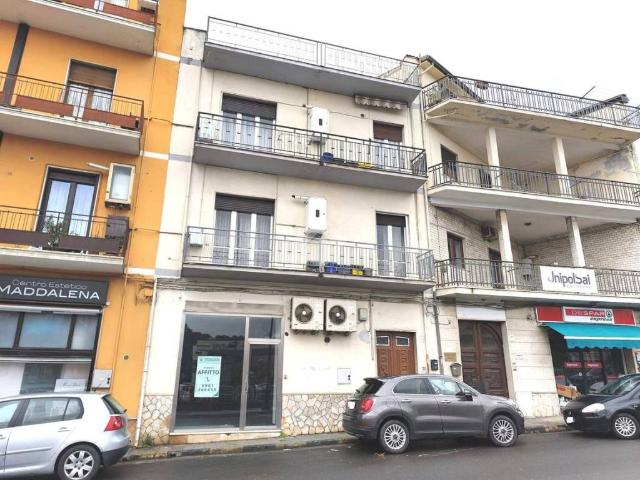 Locale Commerciale in affitto a Calabria, Cosenza