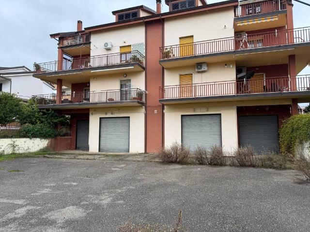 Locale Commerciale in affitto a Calabria, Cosenza