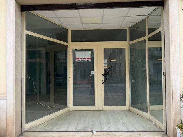 Locale Commerciale in affitto a Calabria, Cosenza