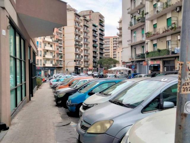 Locale Commerciale in affitto a Picanello-Ognina-Barriera-Canalicchio, Catania