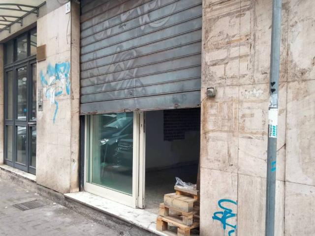 Locale Commerciale in affitto a Picanello-Ognina-Barriera-Canalicchio, Catania