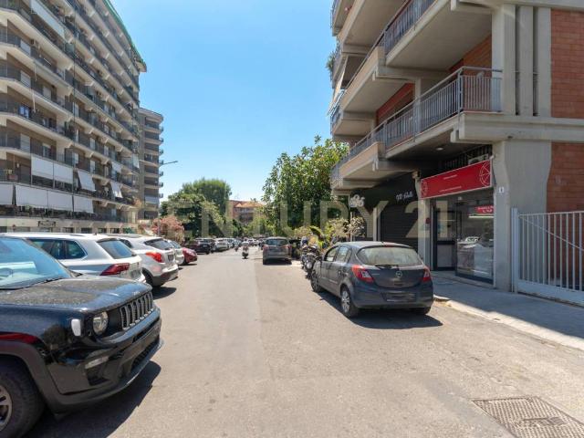 Locale Commerciale in affitto a Picanello-Ognina-Barriera-Canalicchio, Catania