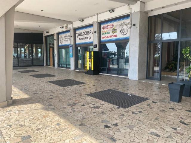 Locale Commerciale in affitto a Picanello-Ognina-Barriera-Canalicchio, Catania