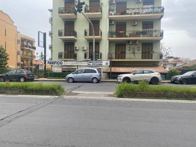 Locale Commerciale in affitto a Picanello-Ognina-Barriera-Canalicchio, Catania
