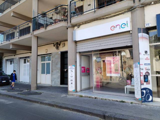 Locale Commerciale in affitto a Picanello-Ognina-Barriera-Canalicchio, Catania
