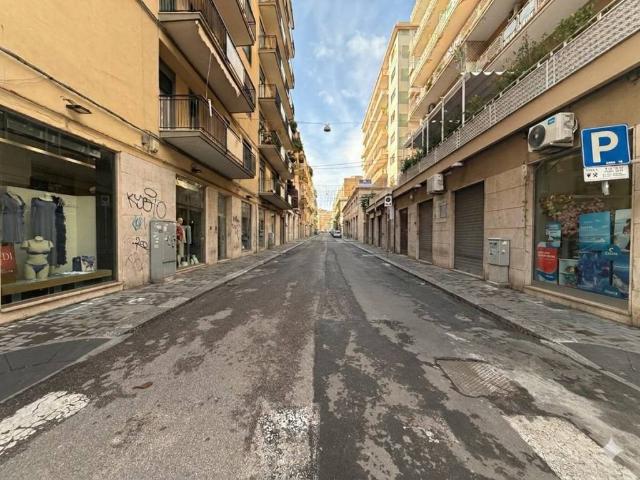 Locale Commerciale in affitto a Picanello-Ognina-Barriera-Canalicchio, Catania