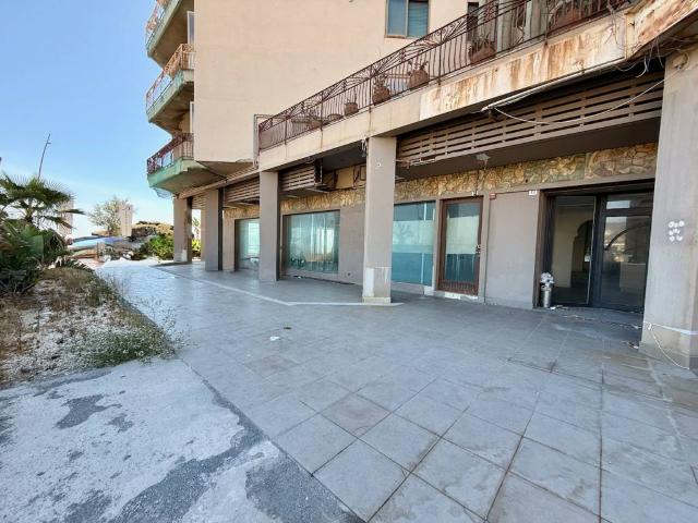 Locale Commerciale in affitto a Picanello-Ognina-Barriera-Canalicchio, Catania