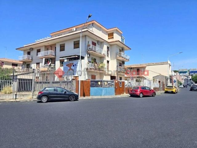 Locale Commerciale in affitto a Picanello-Ognina-Barriera-Canalicchio, Catania