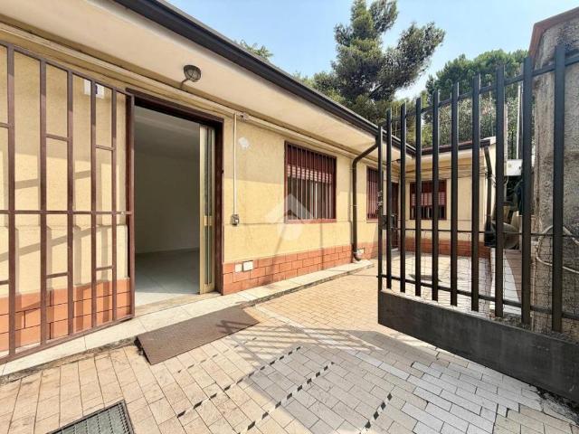 Locale Commerciale in affitto a Barriera, Catania