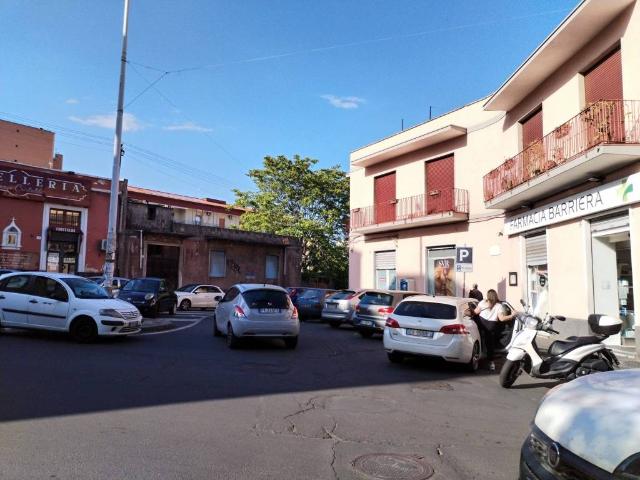 Locale Commerciale in affitto a Barriera, Catania