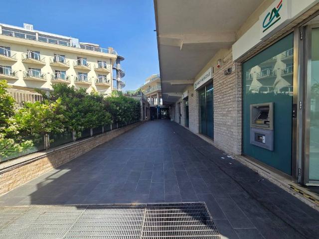 Locale Commerciale in affitto a Picanello-Ognina-Barriera-Canalicchio, Catania