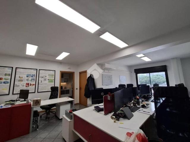 Locale Commerciale in affitto a Picanello-Ognina-Barriera-Canalicchio, Catania