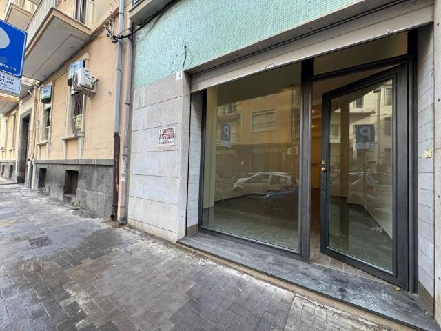 Locale Commerciale in affitto a Picanello-Ognina-Barriera-Canalicchio, Catania
