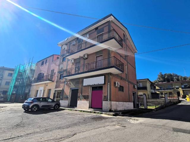Locale Commerciale in affitto a Calabria, Catanzaro