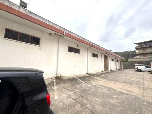 Locale Commerciale in affitto a Calabria, Catanzaro