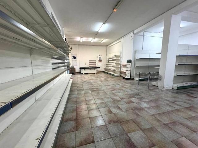 Locale Commerciale in affitto a Calabria, Catanzaro