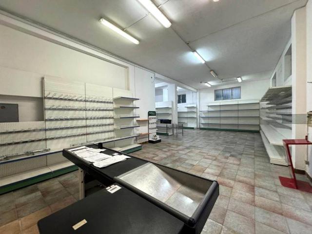 Locale Commerciale in affitto a Calabria, Catanzaro