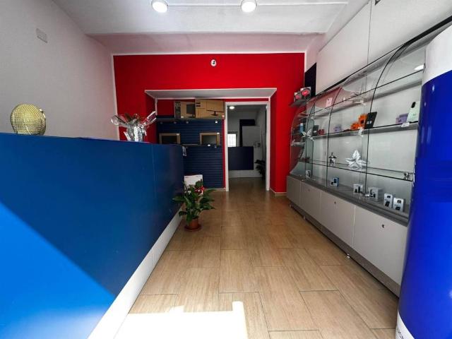 Locale Commerciale in affitto a Calabria, Catanzaro