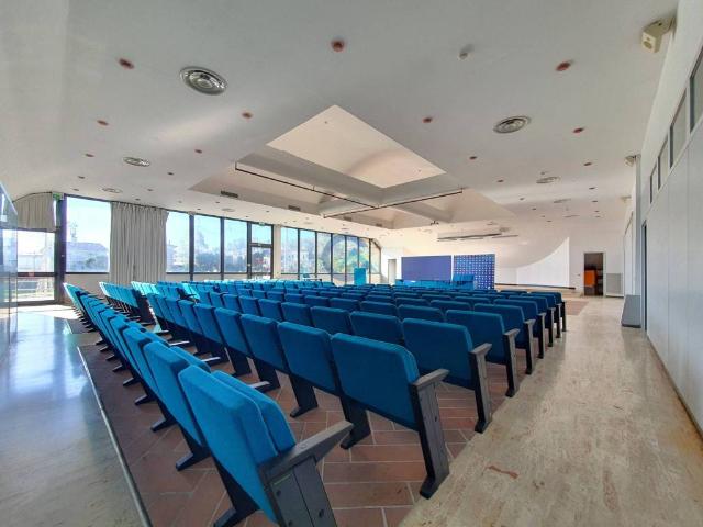 Locale Commerciale in affitto a Calabria, Catanzaro