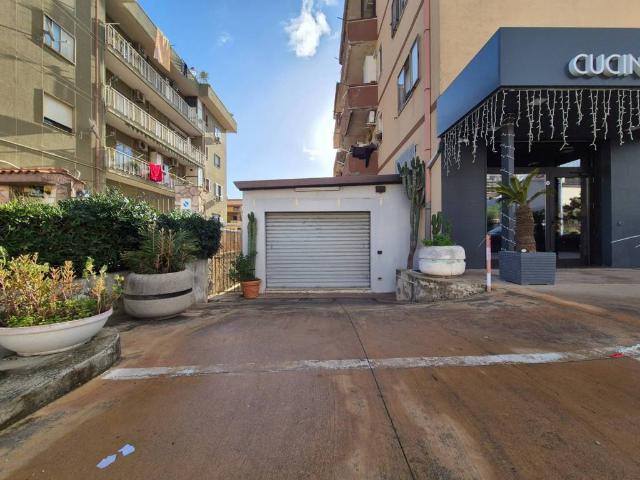 Locale Commerciale in affitto a Calabria, Catanzaro