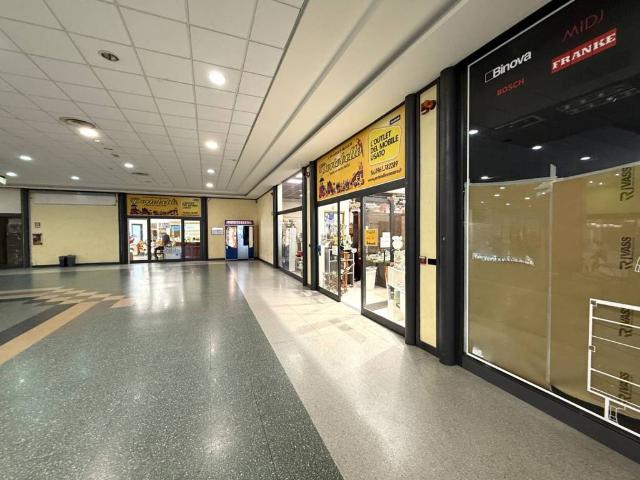 Locale Commerciale in affitto a Calabria, Catanzaro