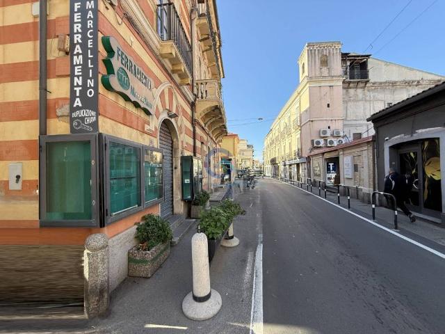 Locale Commerciale in affitto a Calabria, Catanzaro