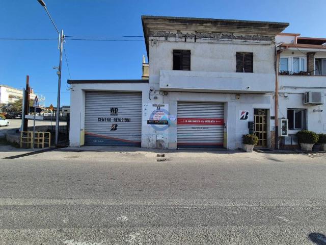 Locale Commerciale in affitto a Calabria, Catanzaro