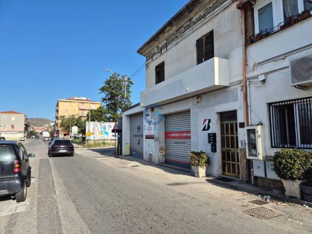 Locale Commerciale in affitto a Calabria, Catanzaro