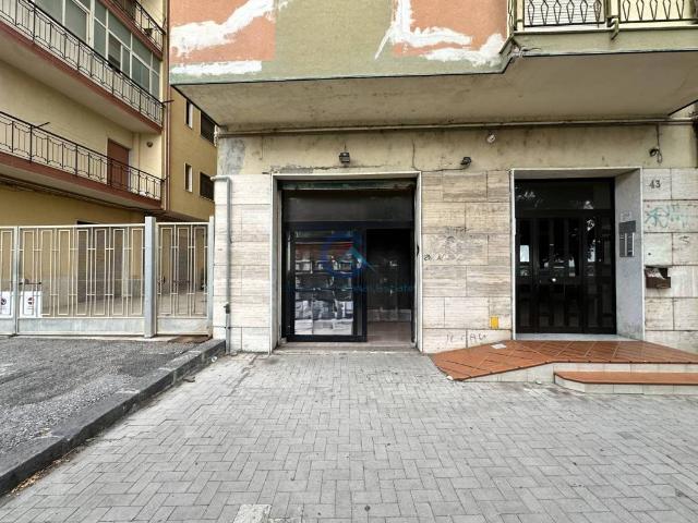 Locale Commerciale in affitto a Calabria, Catanzaro