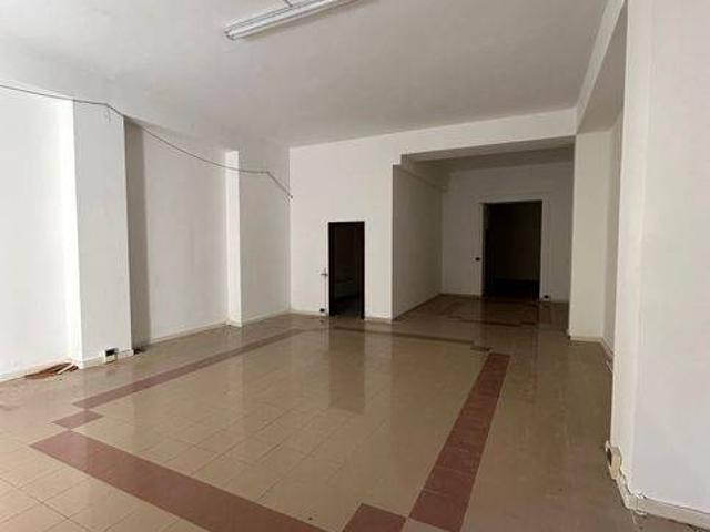 Locale Commerciale in affitto a Calabria, Catanzaro