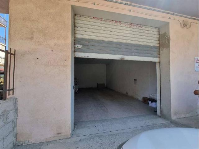 Locale Commerciale in affitto a Calabria, Catanzaro
