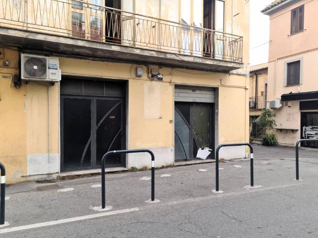 Locale Commerciale in affitto a Calabria, Catanzaro